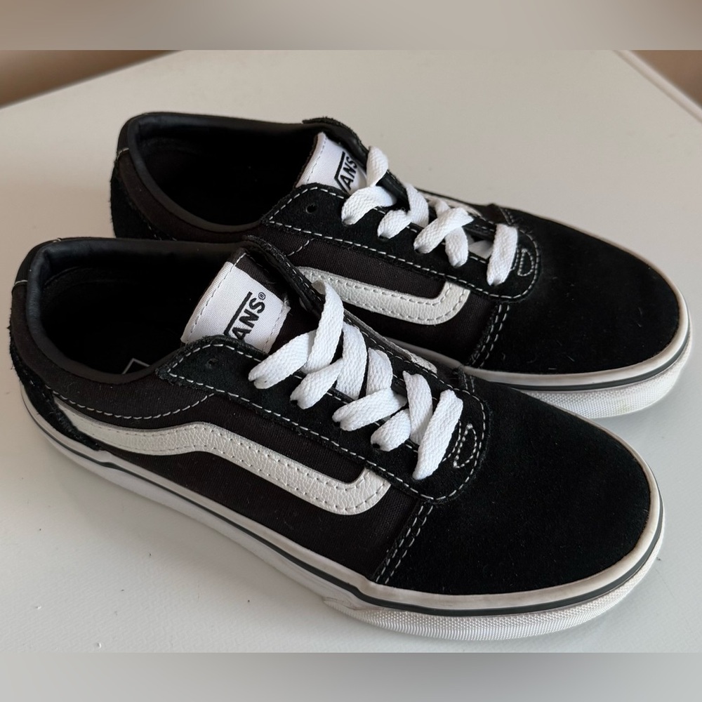 VANS OFF THE WALL YOUTH SIZE 2 CLASSIC BLACK & WHITE SNEAKERS